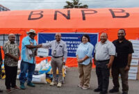 Vice President Papuan Affairs PTFI Soleman Faluk menyerahkan bantuan sosial Freeport Indonesia kepada Bupati Jayawijaya Atenius Murip di Wamena, Sabtu (10/5).