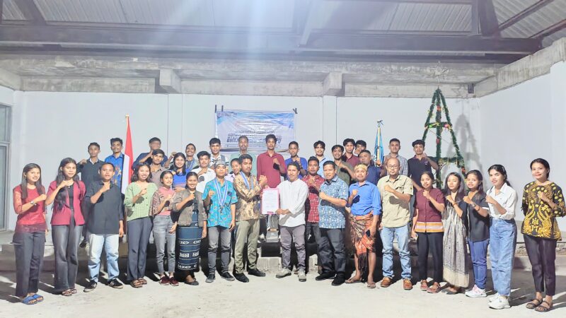 Alfons Ratukani Foto Bersama dengan Civitas GMKI Waingapu seusai Menerima Rekomendasi 