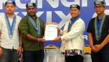 Penyerahan Surat Keputusan Kongres GMKI ke-39 Tentang Majeles Ketua dari Pimpinan Sidang Sementara