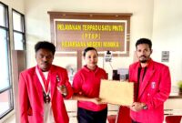 Ketua GMNI Mimika, Deni Dokainubun, saat menyerahkan dokumen pengaduan ke Kejaksaan Negeri Mimika