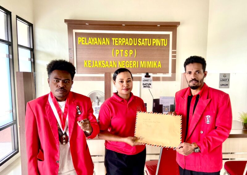 Ketua GMNI Mimika, Deni Dokainubun, saat menyerahkan dokumen pengaduan ke Kejaksaan Negeri Mimika