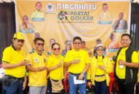 Ketua Fraksi Partai Golkar DPRK Mimika, H. Iwan Anwar (tengah), bersama Ketua Panitia HUT ke-61 Partai Golkar Kabupaten Mimika, Marianus Tandiseno, berpose bersama Pengurus Partai Golkar Mimika usai kegiatan perayaan HUT ke-61 Golkar di Timika.