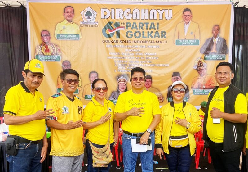 Ketua Fraksi Partai Golkar DPRK Mimika, H. Iwan Anwar (tengah), bersama Ketua Panitia HUT ke-61 Partai Golkar Kabupaten Mimika, Marianus Tandiseno, berpose bersama Pengurus Partai Golkar Mimika usai kegiatan perayaan HUT ke-61 Golkar di Timika.