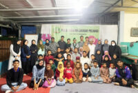 Pengurus HMI Mimika foto bersama dengan Panti Asuhan Laskar Pelangi Seusai kegiatan