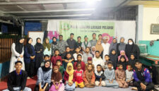 Pengurus HMI Mimika foto bersama dengan Panti Asuhan Laskar Pelangi Seusai kegiatan