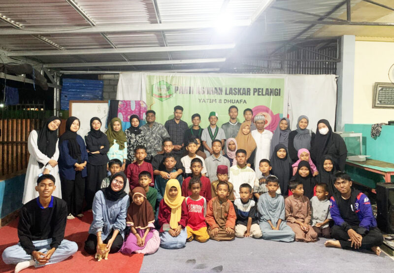Pengurus HMI Mimika foto bersama dengan Panti Asuhan Laskar Pelangi Seusai kegiatan