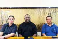 Anggota DPRD Papua Tengah, Nancy Raweyai dan Anis Labene beserta Ketua Kadin Mimika, Bram Raweyai