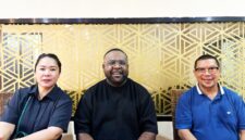 Anggota DPRD Papua Tengah, Nancy Raweyai dan Anis Labene beserta Ketua Kadin Mimika, Bram Raweyai