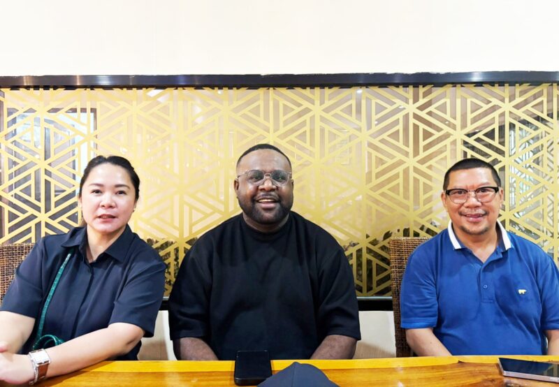 Anggota DPRD Papua Tengah, Nancy Raweyai dan Anis Labene beserta Ketua Kadin Mimika, Bram Raweyai