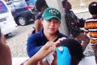 Pelayanan kesehatan anak dalam reses tahap III Anggota DPR Papua Tengah, Nancy Raweyai, di Kampung Mimika Gunung, Mimika, Minggu (14/12). 