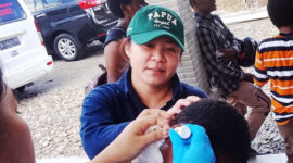 Pelayanan kesehatan anak dalam reses tahap III Anggota DPR Papua Tengah, Nancy Raweyai, di Kampung Mimika Gunung, Mimika, Minggu (14/12). 