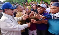 Di Tengah Pengungsian Warga Agam, Prabowo Targetkan Huntara Rampung Sebulan