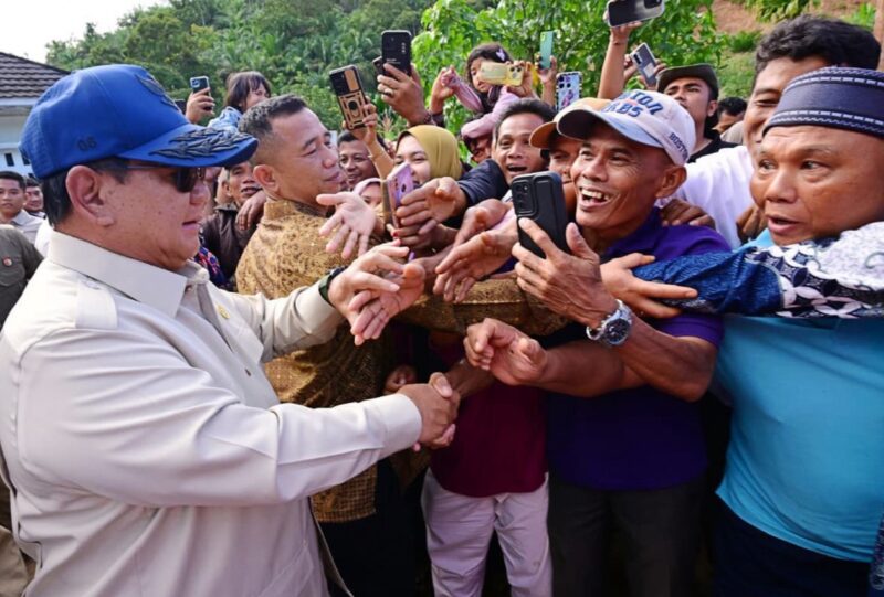 Presiden Prabowo Subianto menyapa warga saat meninjau lokasi terdampak bencana di Kabupaten Agam, Sumatra Barat, Kamis (18/12/). Foto: BPMI Setpres