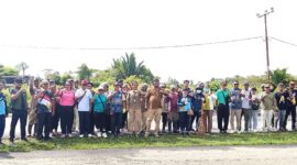 Kepala Distrik Wania, Merlyn Temorubun, bersama perangkat kelurahan dan kampung berfoto bersama saat mengikuti Program Friday Clean-Up di kawasan Irigasi Ujung, Kelurahan Kamoro Jaya, Jumat (19/12).