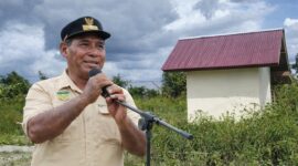 Kepala Kampung Nawaripi, Norman Ditubun, mengecam DLH Mimika terkait bank sampah yang mangkrak di Nawaripi.