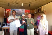 Warga menerima Bantuan Langsung Tunai Dana Desa (BLT-DD) Tahap II di Kampung Nawaripi, Distrik Wania, Kabupaten Mimika, Papua Tengah, Sabtu (20/12).
