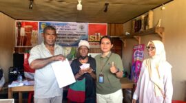 Warga menerima Bantuan Langsung Tunai Dana Desa (BLT-DD) Tahap II di Kampung Nawaripi, Distrik Wania, Kabupaten Mimika, Papua Tengah, Sabtu (20/12).