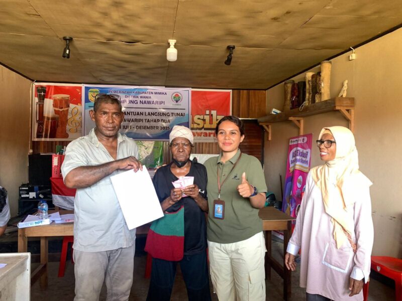 Warga menerima Bantuan Langsung Tunai Dana Desa (BLT-DD) Tahap II di Kampung Nawaripi, Distrik Wania, Kabupaten Mimika, Papua Tengah, Sabtu (20/12).