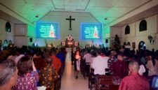 Suasana Ibadah Malam Kudus Natal Jemaat GKI Ebenhaezer Timika, Rabu (24/12) malam. | Foto: Haluan Papua