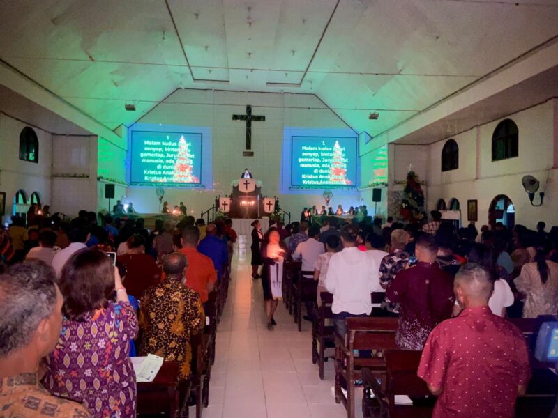 Suasana Ibadah Malam Kudus Natal Jemaat GKI Ebenhaezer Timika, Rabu (24/12) malam. | Foto: Haluan Papua