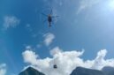 Helikopter PT Freeport Indonesia mengangkut bahan makanan warga dengan metode sling load, menegaskan ketergantungan masyarakat pedalaman Mimika pada jalur udara untuk memenuhi kebutuhan dasar jelang Natal.