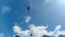 Helikopter PT Freeport Indonesia mengangkut bahan makanan warga dengan metode sling load, menegaskan ketergantungan masyarakat pedalaman Mimika pada jalur udara untuk memenuhi kebutuhan dasar jelang Natal.