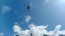 Helikopter PT Freeport Indonesia mengangkut bahan makanan warga dengan metode sling load, menegaskan ketergantungan masyarakat pedalaman Mimika pada jalur udara untuk memenuhi kebutuhan dasar jelang Natal.