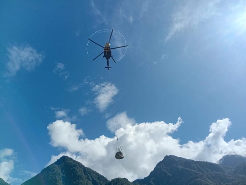 Helikopter PT Freeport Indonesia mengangkut bahan makanan warga dengan metode sling load, menegaskan ketergantungan masyarakat pedalaman Mimika pada jalur udara untuk memenuhi kebutuhan dasar jelang Natal.
