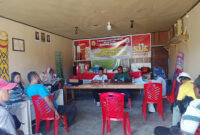 Aparatur Pemerintah Kampung Nawaripi bersama para ketua RT mengikuti Musyawarah Dusun (Musdus) di kantor kampung, sebagai forum penjaringan aspirasi dan perencanaan pembangunan kampung.