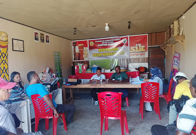 Aparatur Pemerintah Kampung Nawaripi bersama para ketua RT mengikuti Musyawarah Dusun (Musdus) di kantor kampung, sebagai forum penjaringan aspirasi dan perencanaan pembangunan kampung.