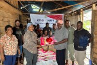 Penyerahan bahan sembako kepada warga pada reses tahap I