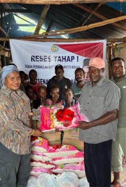 Reses di Waituku, Ester Tsenawatme Terima Aspirasi Jalan, Pelabuhan dan Sekolah