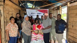 Penyerahan bahan sembako kepada warga pada reses tahap I