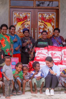 Reses di Mimika, Nancy Raweyai Serahkan Bantuan 600 Kg Bibit Jagung untuk Warga Jayanti kampung Mimika Gunung