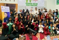 Anggota DPRP Papua Tengah, Nancy Raweyai, berfoto bersama anak-anak dan pengurus Panti Asuhan Baitul Rasul usai kegiatan reses di Kelurahan Wonosari Jaya, Distrik Wania, Mimika, Senin (16/03).