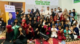 Anggota DPRP Papua Tengah, Nancy Raweyai, berfoto bersama anak-anak dan pengurus Panti Asuhan Baitul Rasul usai kegiatan reses di Kelurahan Wonosari Jaya, Distrik Wania, Mimika, Senin (16/03).